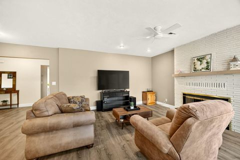 Tiny photo for 525 Barnes Avenue, Medford, OR 97504 (MLS # 220212503)