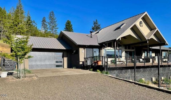 693 IRONWOOD DR, EAGLE POINT, OR 97524 - Image 58c4757d5b71e5edee4e01e2dd250e54/4175968078