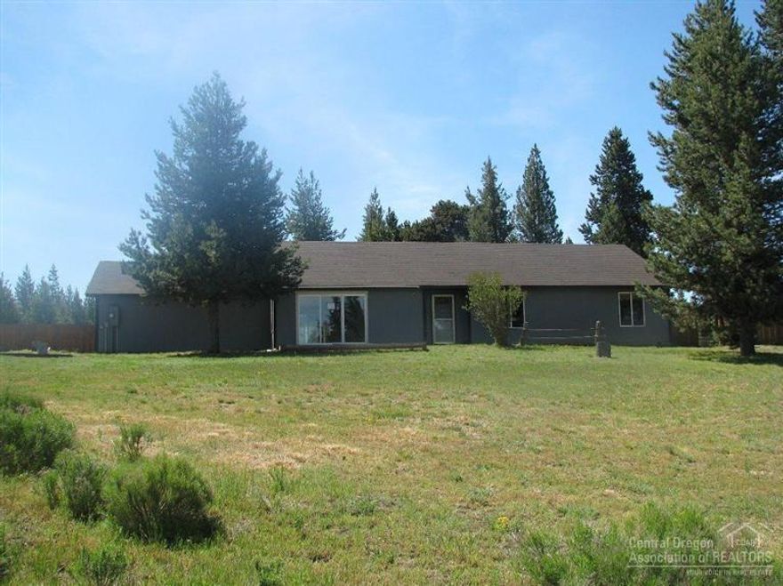 Single-level 3 bdrm. 2 bath located on paved road close to river, lakes, golf, skiing, & other recreation. Situated on crest of 1.38 acre lot with lovely views of mountains, & grassy land. Open vaulted floor plan featured separate utility room, & attached garage. Large island kitchen is the center of this home & great for entertaining, includes tile floors & granite counter-tops in kitchen. Lovely pavers on driveway, & back yard fenced for pets or privacy. Great for vacation home or full-time living.