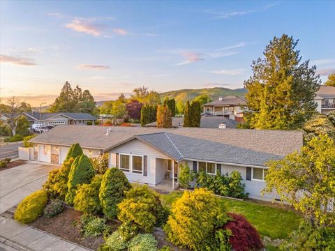 Photo of 2390 Fairfield Drive, Medford, OR 97504 (MLS # 220220248)