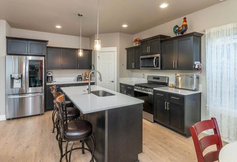 Tiny photo for 20594 SE Slate Avenue, Bend, OR 97702 (MLS # 220213357)