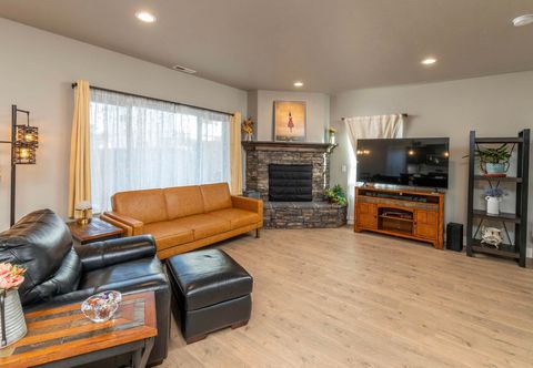Tiny photo for 20594 SE Slate Avenue, Bend, OR 97702 (MLS # 220213357)