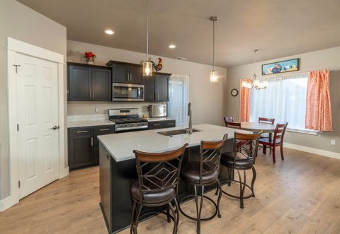 Tiny photo for 20594 SE Slate Avenue, Bend, OR 97702 (MLS # 220213357)