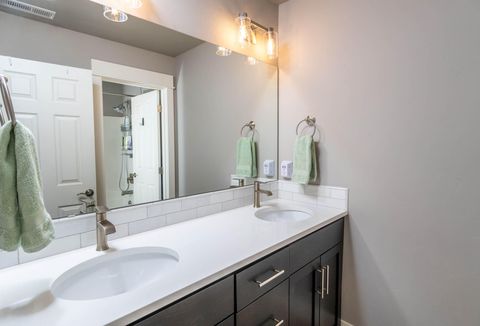 Tiny photo for 20594 SE Slate Avenue, Bend, OR 97702 (MLS # 220213357)