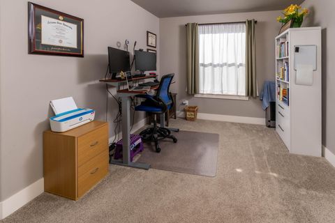 Tiny photo for 20594 SE Slate Avenue, Bend, OR 97702 (MLS # 220213357)