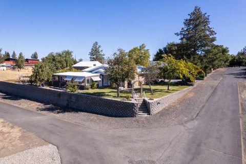 Tiny photo for 2752 SW Aaron Street, Madras, OR 97741 (MLS # 220215202)