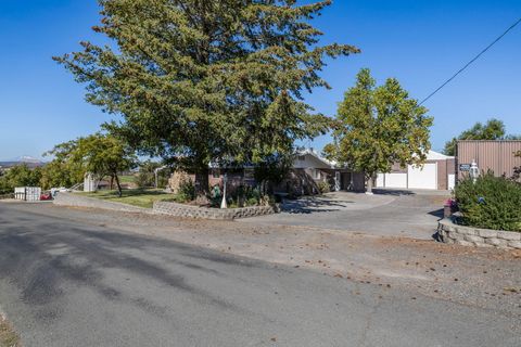 Tiny photo for 2752 SW Aaron Street, Madras, OR 97741 (MLS # 220215202)