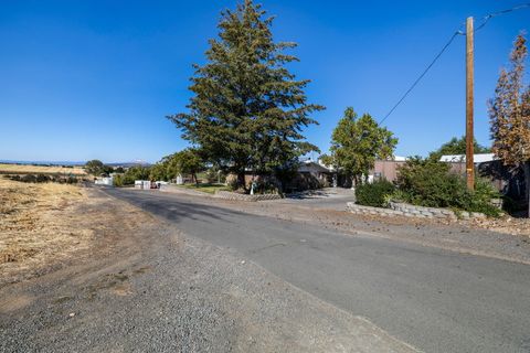 Tiny photo for 2752 SW Aaron Street, Madras, OR 97741 (MLS # 220215202)
