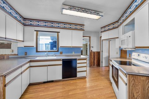 Tiny photo for 2752 SW Aaron Street, Madras, OR 97741 (MLS # 220215202)