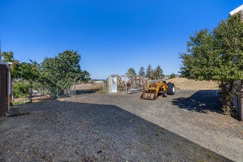 Tiny photo for 2752 SW Aaron Street, Madras, OR 97741 (MLS # 220215202)
