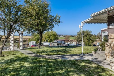 Tiny photo for 2752 SW Aaron Street, Madras, OR 97741 (MLS # 220215202)