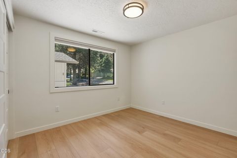 Tiny photo for 20422 Bullblock Road, Bend, OR 97702 (MLS # 220223299)