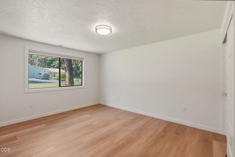Tiny photo for 20422 Bullblock Road, Bend, OR 97702 (MLS # 220223299)