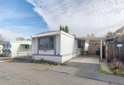 Photo of 318 Sandlewood Drive, Grants Pass, OR 97526 (MLS # 220214351)