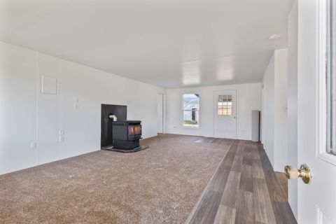 Tiny photo for 9581 NE Gateway Avenue, Madras, OR 97741 (MLS # 220214245)