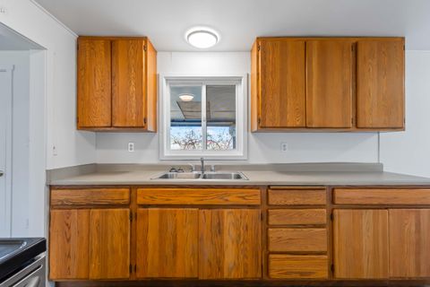 Tiny photo for 9581 NE Gateway Avenue, Madras, OR 97741 (MLS # 220214245)