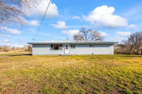 Tiny photo for 9581 NE Gateway Avenue, Madras, OR 97741 (MLS # 220214245)