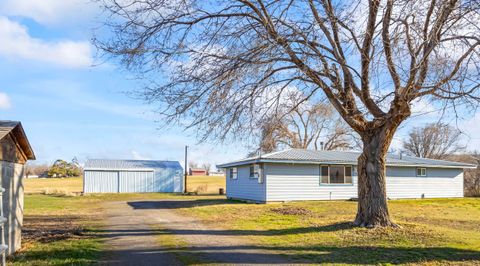 Photo of 9581 NE Gateway Avenue, Madras, OR 97741 (MLS # 220214245)