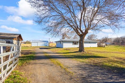 Tiny photo for 9581 NE Gateway Avenue, Madras, OR 97741 (MLS # 220214245)