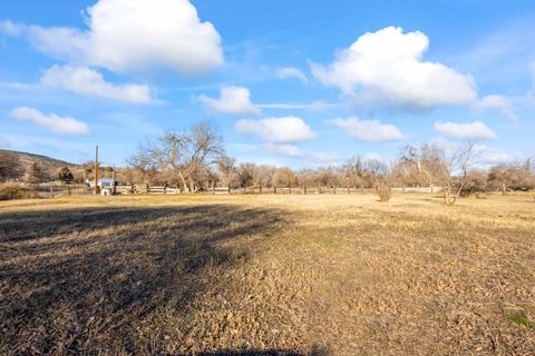 Tiny photo for 9581 NE Gateway Avenue, Madras, OR 97741 (MLS # 220214245)