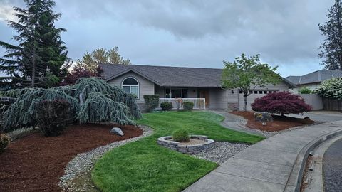 Photo of 2717 SW Acres Road, Grants Pass, OR 97527 (MLS # 220219322)