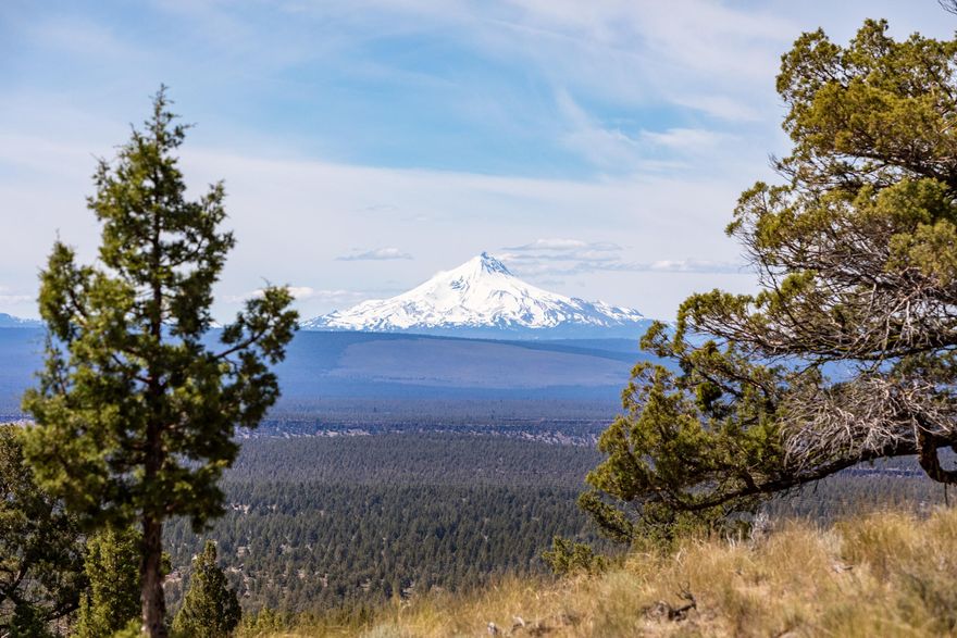 Bring your builder and come build your dream home on this stunning elevated private property with 360 degree views from The Cascade Mountain range to the easterly views of Smith Rock and Powell Butte. Located in the Resort Community of Eagle Crest with some of the best views in Central Oregon. This vacant lot is surrounded by high quality homes, and borders a large area of common space.  Come enjoy the community of Eagle Crest with Golf, Swimming, Tennis, and the rest of the Resort.