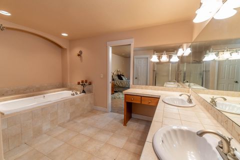 Tiny photo for 2409 NW Quinn Creek Loop, Bend, OR 97703 (MLS # 220211487)