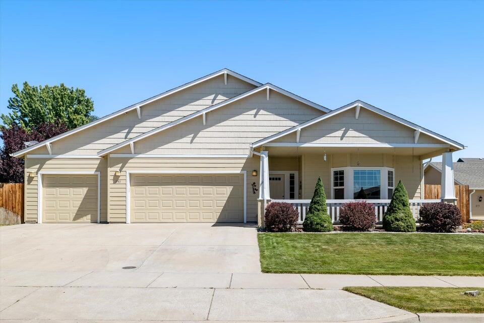 853 NE Cobblestone Court