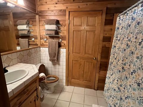 Tiny photo for 107 S 3rd Avenue, Chiloquin, OR 97624 (MLS # 220211036)