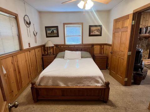 Tiny photo for 107 S 3rd Avenue, Chiloquin, OR 97624 (MLS # 220211036)