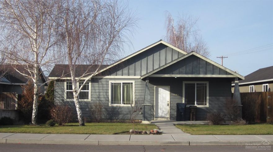 Cute 3,bed, 2 bath house. New carpet,dishwasher,range and more. Close to downtown Redmond,shopping and medical