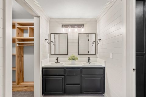 Tiny photo for 524 N Berkeley Way, Medford, OR 97504 (MLS # 220219527)