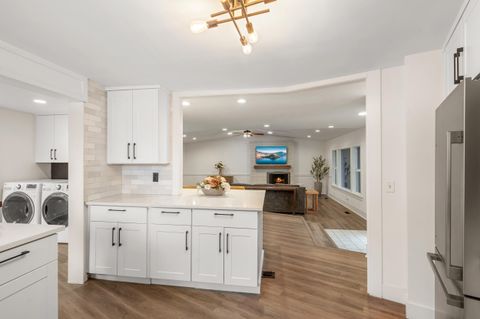 Tiny photo for 524 N Berkeley Way, Medford, OR 97504 (MLS # 220219527)