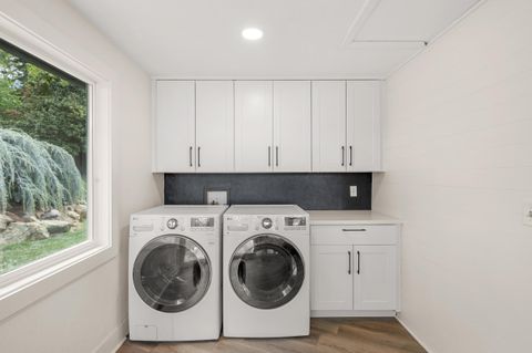 Tiny photo for 524 N Berkeley Way, Medford, OR 97504 (MLS # 220219527)