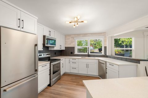 Tiny photo for 524 N Berkeley Way, Medford, OR 97504 (MLS # 220219527)