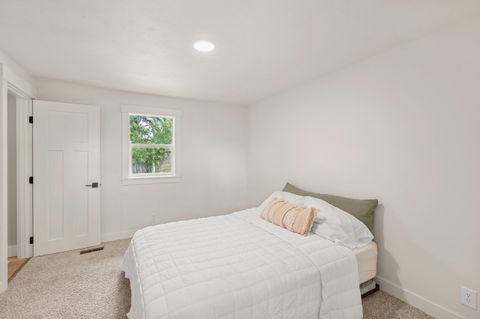 Tiny photo for 524 N Berkeley Way, Medford, OR 97504 (MLS # 220219527)