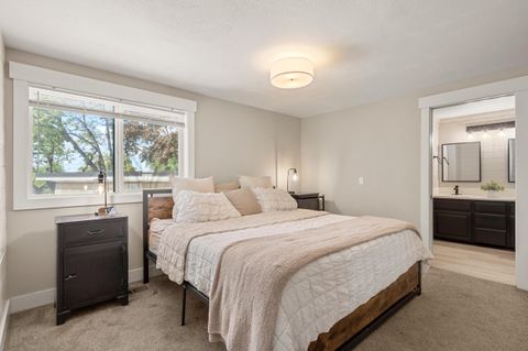 Tiny photo for 524 N Berkeley Way, Medford, OR 97504 (MLS # 220219527)
