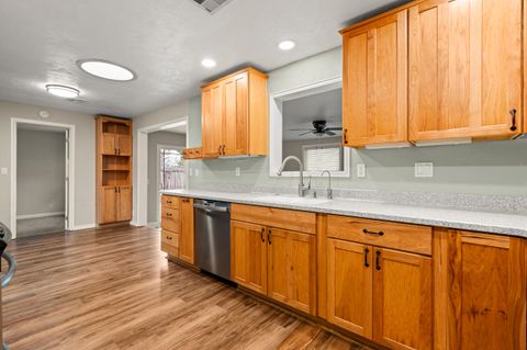 Tiny photo for 907 Comet Avenue, Central Point, OR 97502 (MLS # 220212847)