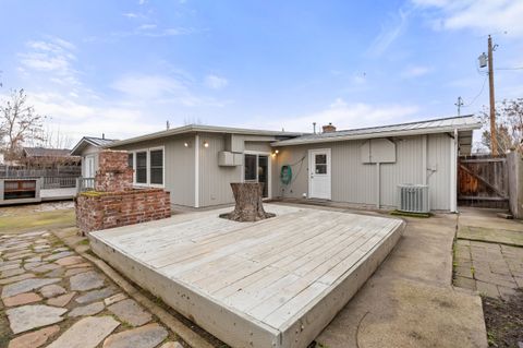 Tiny photo for 907 Comet Avenue, Central Point, OR 97502 (MLS # 220212847)