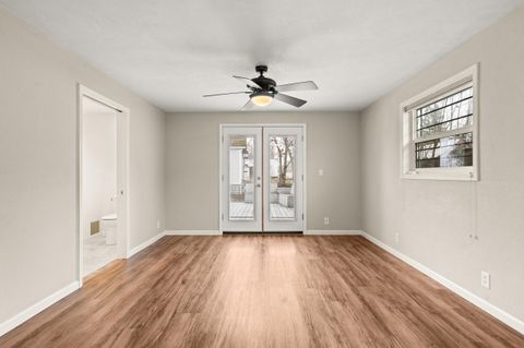 Tiny photo for 907 Comet Avenue, Central Point, OR 97502 (MLS # 220212847)