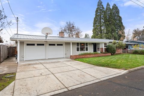 Photo of 907 Comet Avenue, Central Point, OR 97502 (MLS # 220212847)