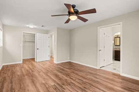 Tiny photo for 907 Comet Avenue, Central Point, OR 97502 (MLS # 220212847)