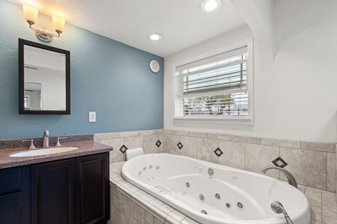 Tiny photo for 907 Comet Avenue, Central Point, OR 97502 (MLS # 220212847)