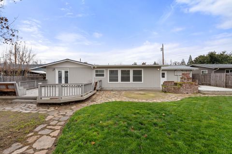 Tiny photo for 907 Comet Avenue, Central Point, OR 97502 (MLS # 220212847)