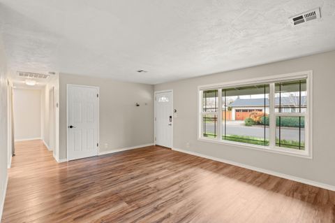 Tiny photo for 907 Comet Avenue, Central Point, OR 97502 (MLS # 220212847)