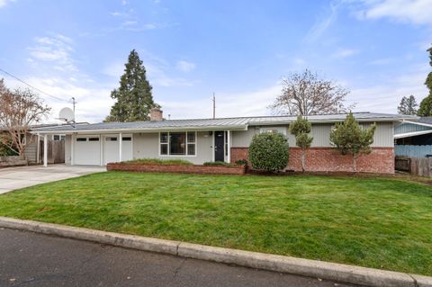 Tiny photo for 907 Comet Avenue, Central Point, OR 97502 (MLS # 220212847)