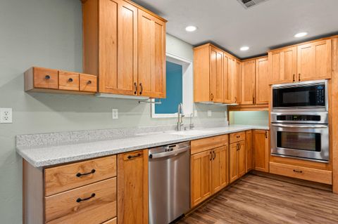 Tiny photo for 907 Comet Avenue, Central Point, OR 97502 (MLS # 220212847)