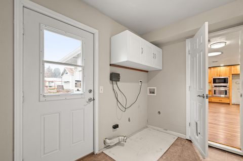 Tiny photo for 907 Comet Avenue, Central Point, OR 97502 (MLS # 220212847)