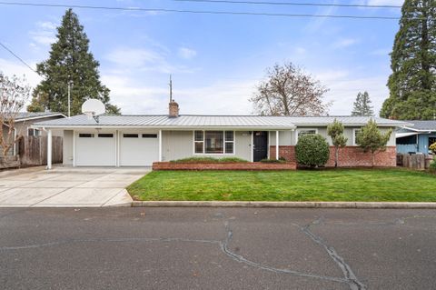 Tiny photo for 907 Comet Avenue, Central Point, OR 97502 (MLS # 220212847)