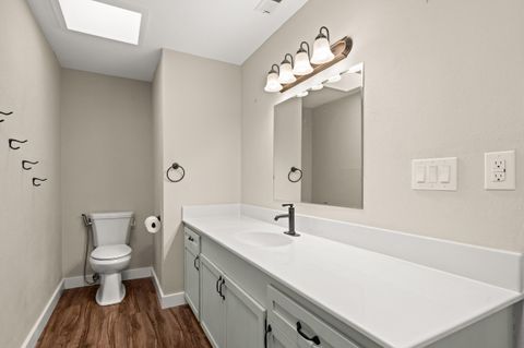 Tiny photo for 907 Comet Avenue, Central Point, OR 97502 (MLS # 220212847)